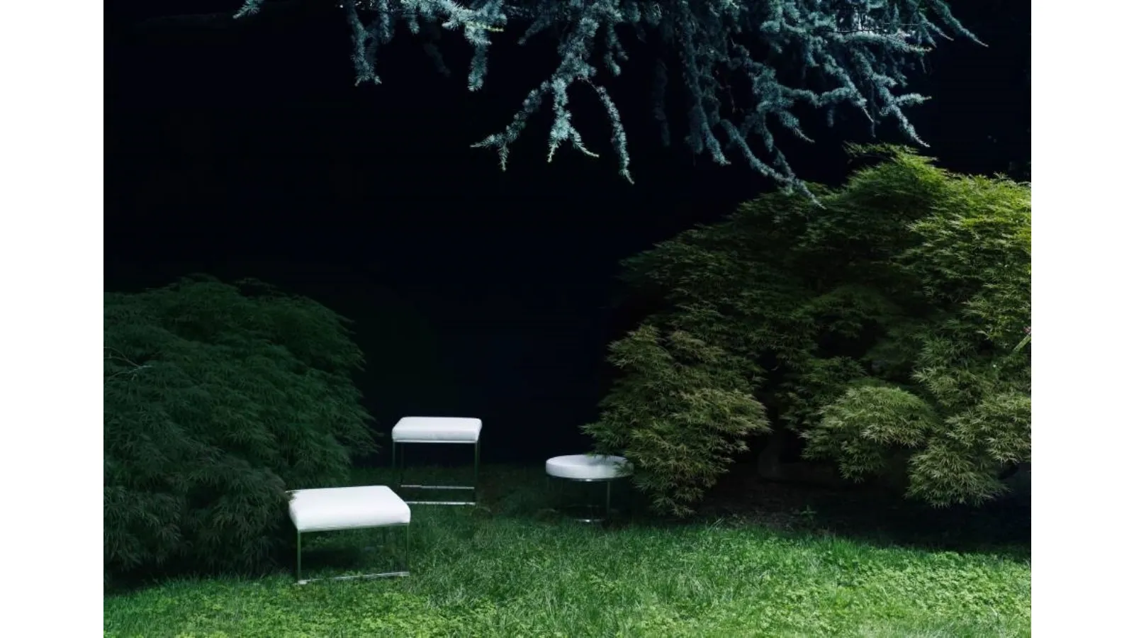 Pouf Ile in tessuto imbottito e metallo di Living Divani