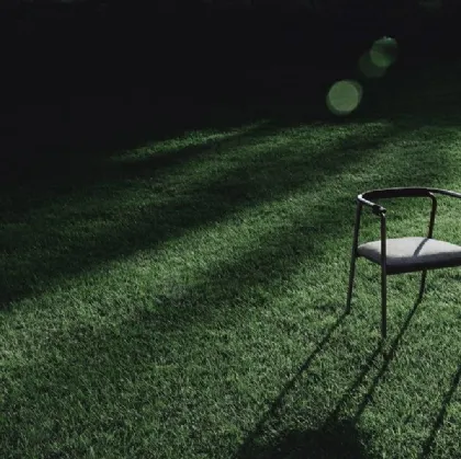 Sedia con seduta in tessuto con struttura in metallo Rivulet di Living Divani