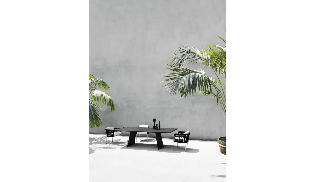 Tavolo Wedge in metallo verniciato effetto cemento di Living Divani