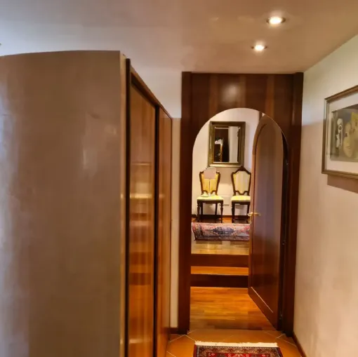 Ingresso della villa in collina prima dei lavori di ristrutturazione e arredamento