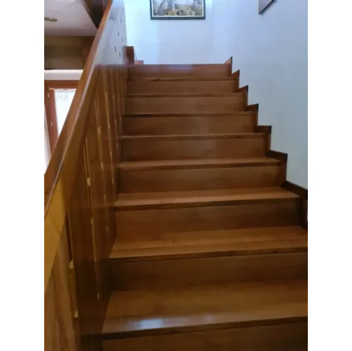 Scala interna della villa in collina prima dell'intervento di ristrutturazione